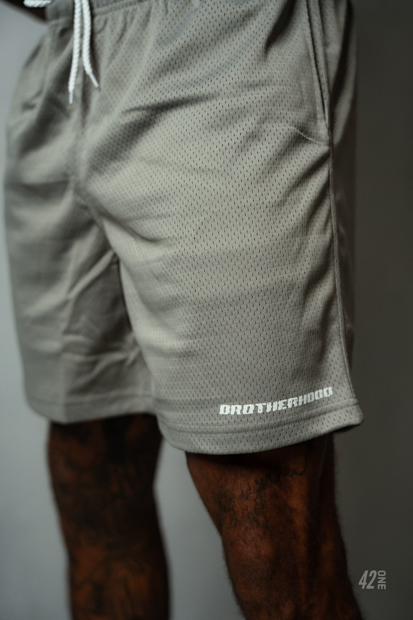 ELITE MESH SHORT IN SILVER