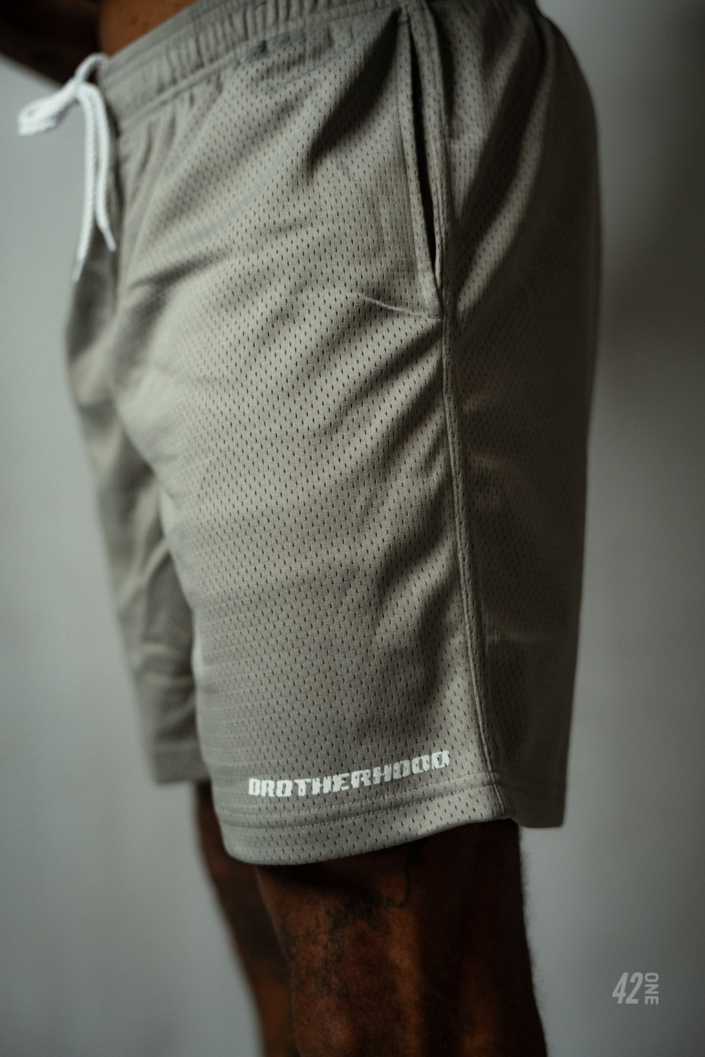 ELITE MESH SHORT IN SILVER