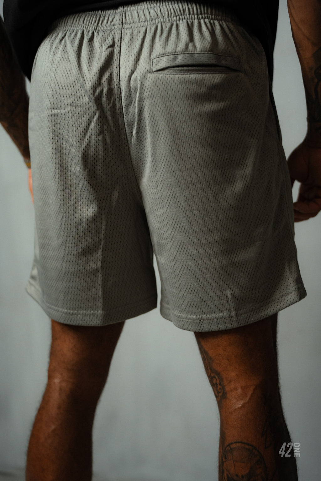 ELITE MESH SHORT IN SILVER
