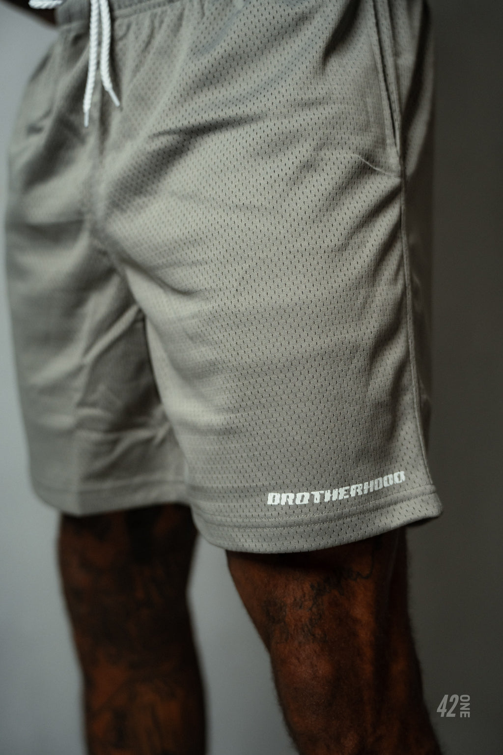 ELITE MESH SHORT IN SILVER